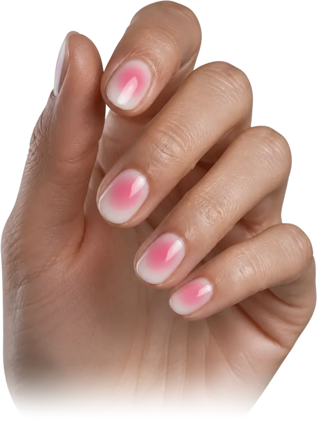 Mano con uñas cortas ovaladas con efecto aura rosa