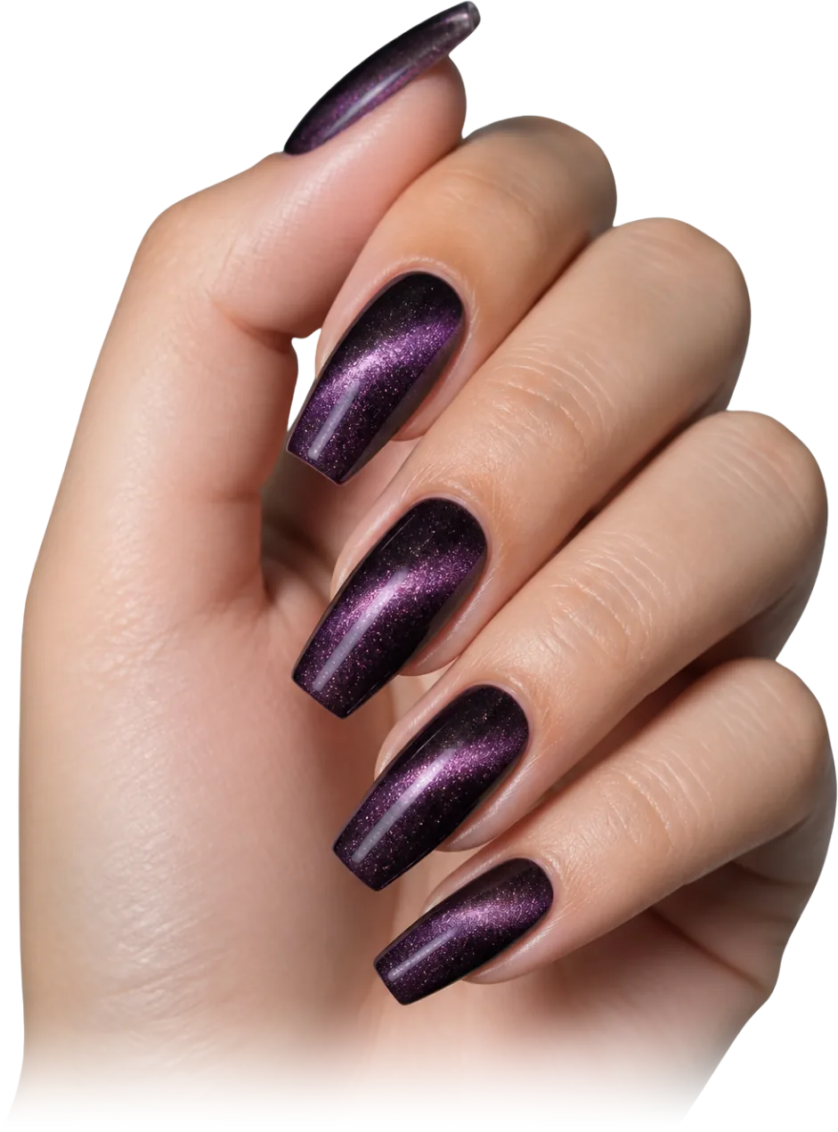 Mano con uñas coffin en cat-eye violeta con línea de luz