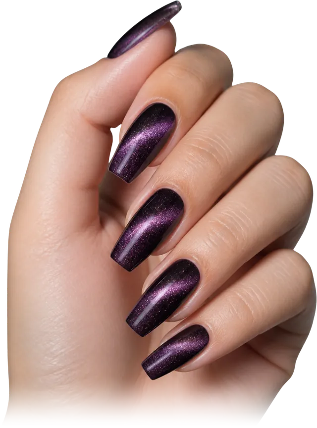 Mano con uñas coffin en cat-eye violeta con línea de luz