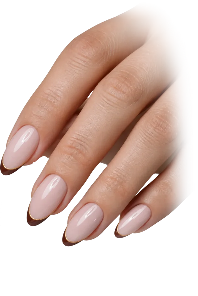 Mano con uñas almendra rosa lechoso con punta francesa de chocolate y un hilo dorado