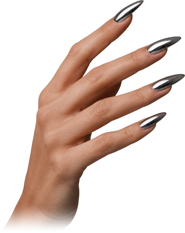 Mano con uñas stiletto en chrome plata espejo