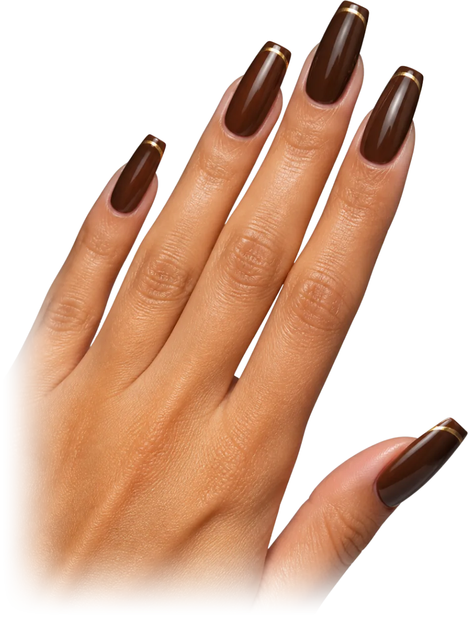 Mano con uñas coffin en mocha chrome con hilo dorado
