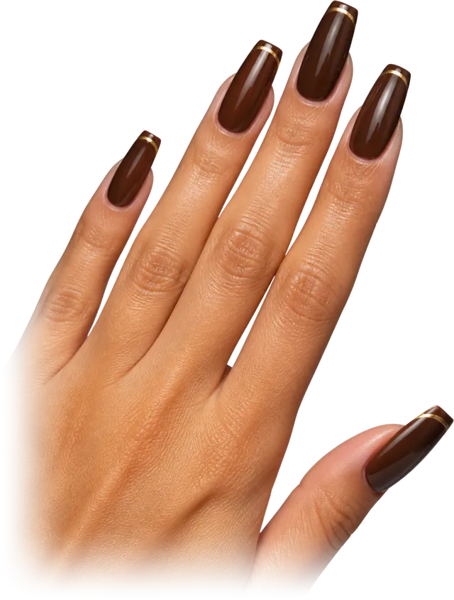 Mano con uñas coffin en mocha chrome con hilo dorado